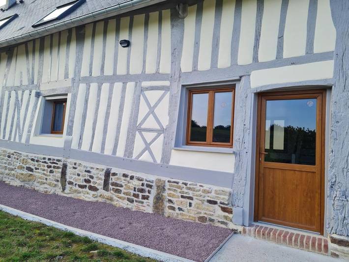 Location de vacances pour 8 personnes, avec vue ainsi que vue sur le lac et terrasse à Saint-Saire