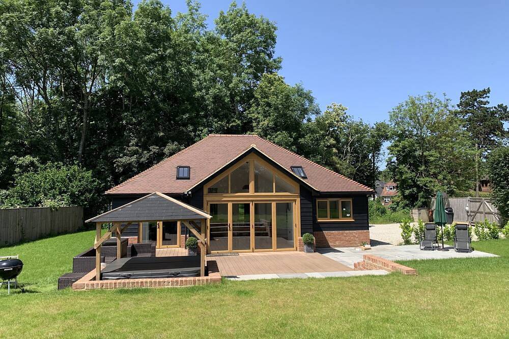 A modern luxury bungalow with an amazing hot tub located in a rural part of Kent in Greensands Ridge, East Sutton