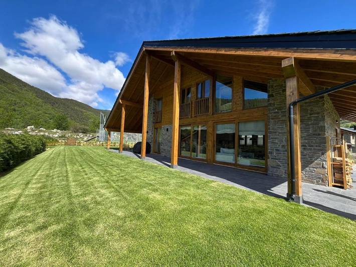 Gîte pour 13 personnes, avec Terrasse ainsi que Jardin et Vue à Latour-de-Carol