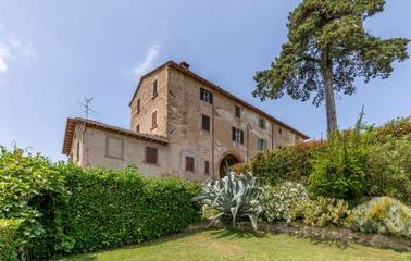 Location de vacances pour 14 personnes, avec vue ainsi que jardin et piscine à Città di Castello