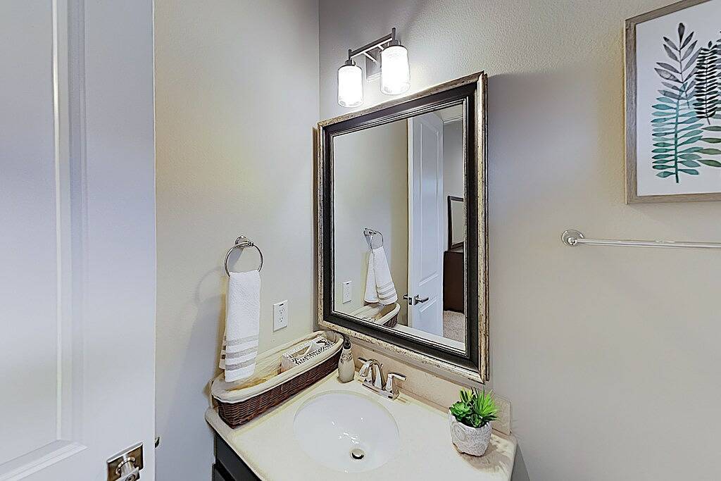 Washington Corridor All-Suite w/ 2-Car Garage, Balcony & Gourmet Kitchen in Houston, Harris County