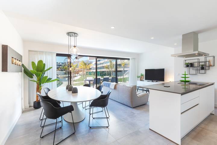 Ganze Wohnung, Luxuriöse Ferienwohnung mit 3 Schlafzimmern mit Bergblick, Pool, WLAN & Terrasse in La Resina, Estepona