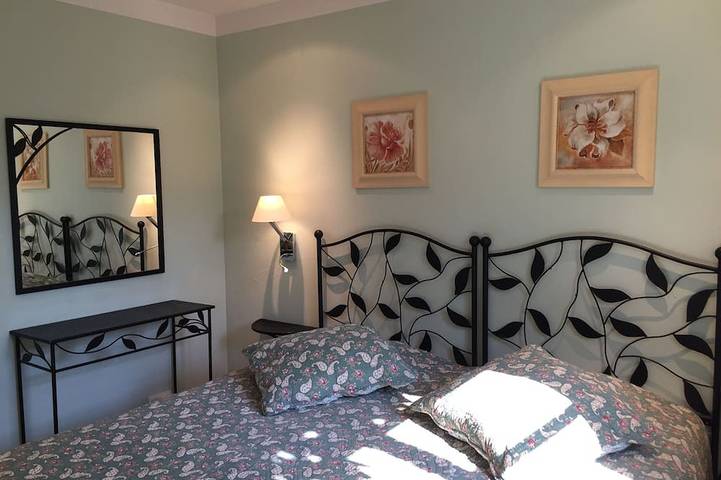 Location de vacances pour 4 personnes, avec terrasse et piscine ainsi que jardin et jacuzzi à Carros - 3