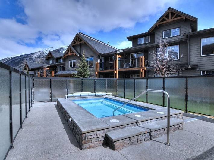 Gîte pour 4 personnes, avec jardin ainsi que jacuzzi et balcon, animaux acceptés à Canmore - 2