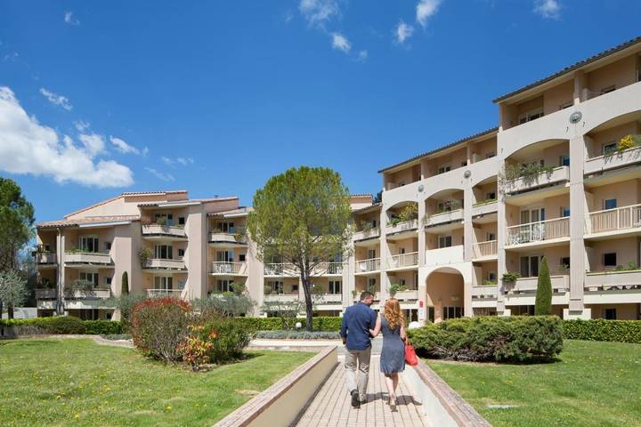 Appart’hôtel pour 2 personnes, avec Balcon et Terrasse ainsi que Jardin et Piscine