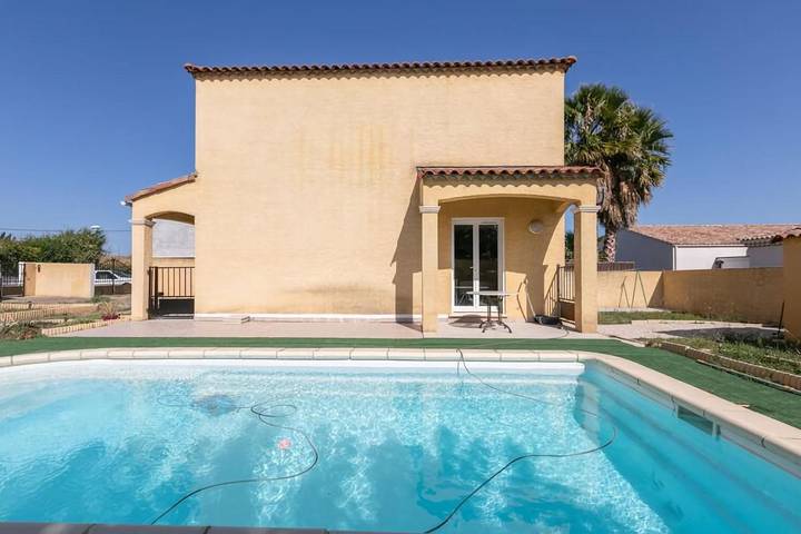Gîte pour 7 personnes, avec Terrasse ainsi que Jardin et Piscine à Pinet (homonymie)