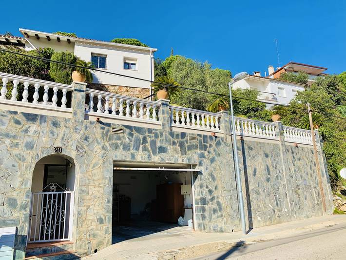 Villa mediterranea con vista sul mare e sulla piscina in Lloret de Mar, Costa Brava