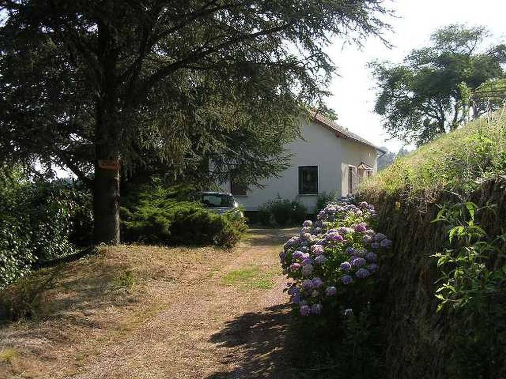 Maison la Carrée in Châtel-Montagne, Région de Vichy