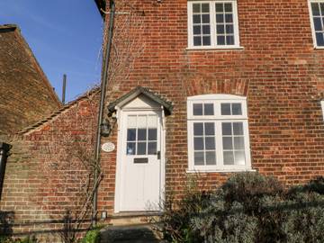 Log Cabin for 4 People in Rye, High Weald, Photo 1