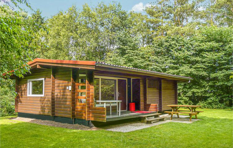 Ferienhaus für 6 Personen, mit Terrasse und Garten sowie Pool, mit Haustier