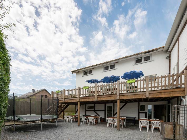 Ferienhaus für 30 Personen, mit Balkon/Terrasse und Balkon sowie Terrasse und Garten in Lierneux