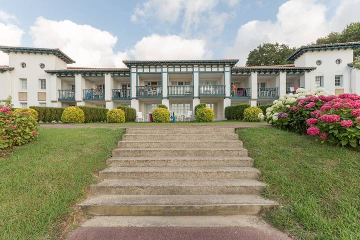 Gîte pour 4 personnes, avec piscine et jardin ainsi que terrasse et bassin pour enfant, animaux acceptés à Urrugne - 2