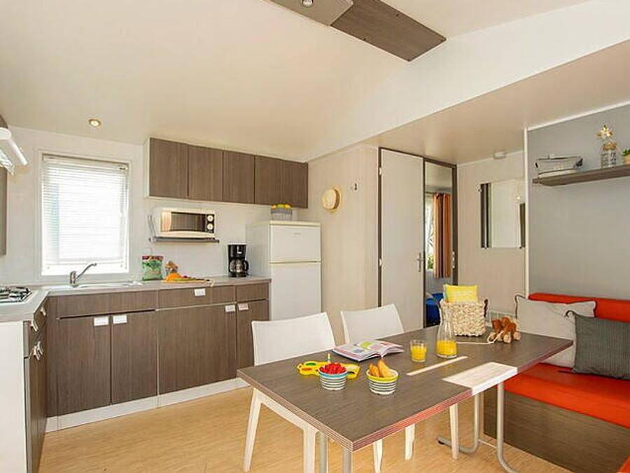 Camping El Pinar - Bungalow 6 personnes - Mobil-home | Comfort | 3 Ch. | 6 Pers. | Terrasse Simple | 1 Sdb | Clim. in Els Pins Blanes, Blanes