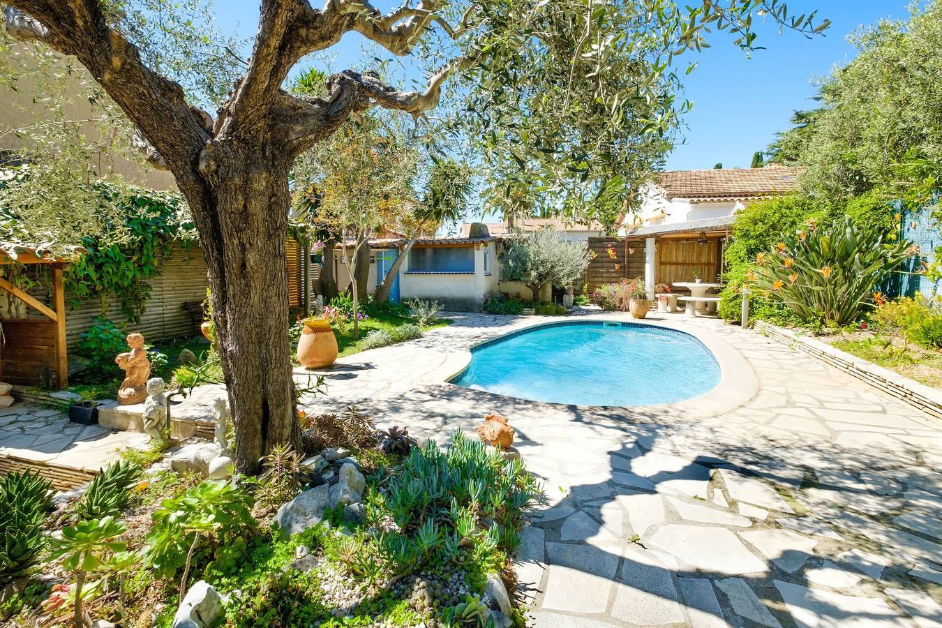 Appartement entier, Appartement 'Grand Studio Bougainvillée' avec piscine partagée, terrasse privée et Wi-Fi in Cagnes-sur-Mer, Côte méditerranéenne (France)
