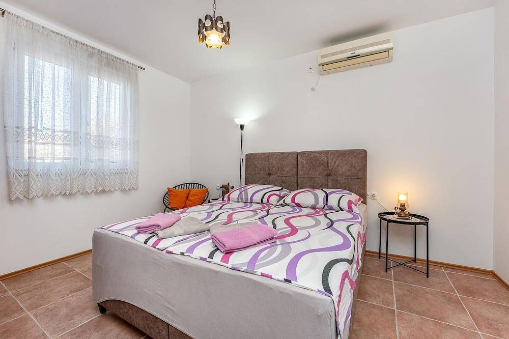 Apartamento entero, Hermoso apartamento de 2 habitaciones en. in Pakostane, Region de Zadar