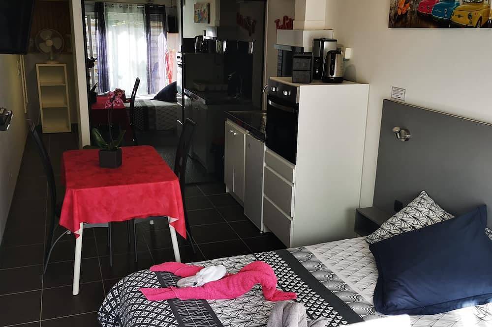 Comfortable Studio (jacuzzi/sauna/swimming pool Private in La Roche-sur-Yon, Vallée de la Loire