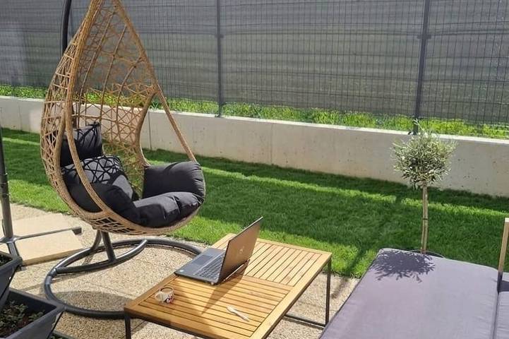 Ganze Wohnung, Garden Residence - Tranquil 2-Bedroom Apartment with private Garden & Ac in Neutraer Landschaftsverband