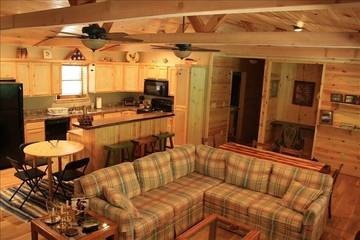 Log Cabin for 10 Guests in Broken Bow Lake, Oklahoma, Picture 2