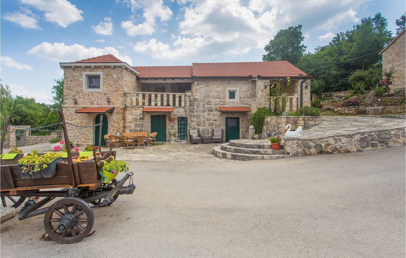Gemütliche 2-Zimmer-Wohnung mit Pool und Terrasse, 2,5 km vom Stadtzentrum von Sušci entfernt in Dalmatinisches Zagora