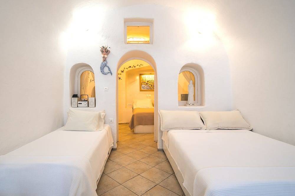 Santoriniparadise: Paradise cave house, indoor winery & outdoor hot tub, Caldera in Ormos Ammoudiou, Oia