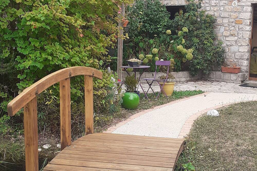 Bed and breakfast in bourgeois house between Fontainebleau and Sens in Villeblevin, Yonne