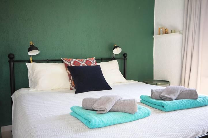 Neu! Luxuriöse 8-Bett-Villa mit herrlicher Dachterrasse, 100 m vom Meer entfernt. in Südzypern