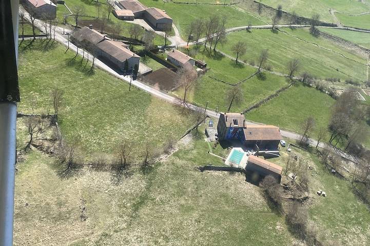 Gîte pour 4 personnes, avec Jacuzzi et Terrasse ainsi que Jardin et Piscine à Alleyrac