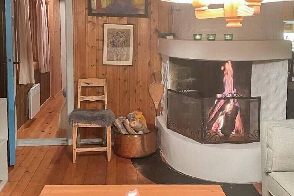 Eine Holzhütte aus den 70er Jahren an der Baumgrenze bei Geilo in Geilo, Hol
