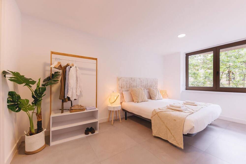 Entire apartment, Turbau Entresol A - Holiday Apartment Rental Girona | Bravissimo in Girona, Gironès