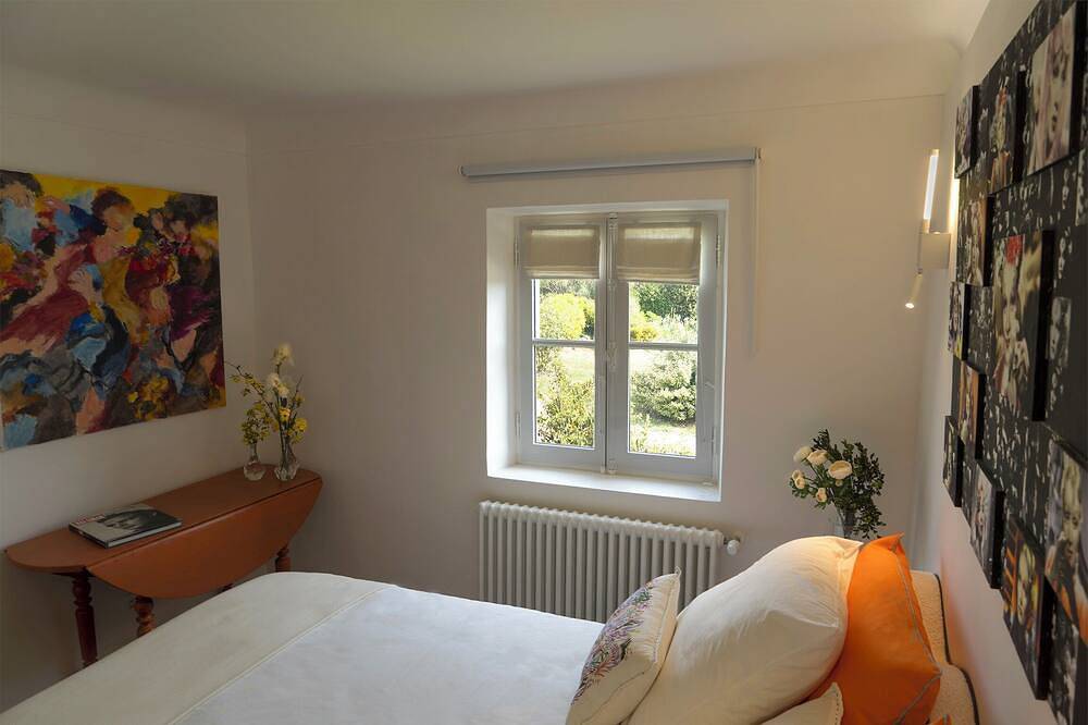 60m² for 2 people, panoramic views, private park and woodland, pets welcome. in Simiane-la-Rotonde, Forcalquier und Umgebung