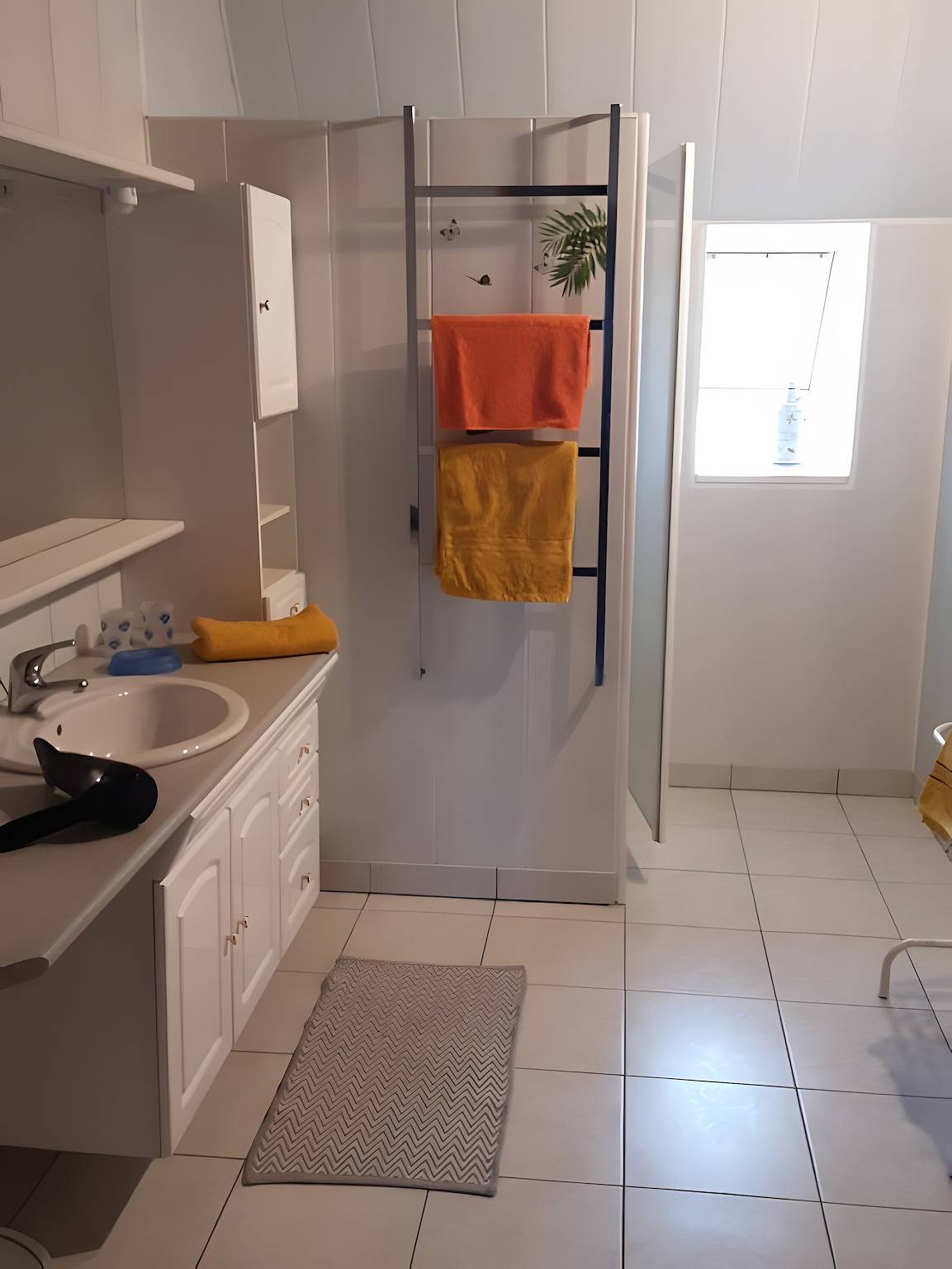 Casa de Vacaciones 'Le Marronnier' con Vista a la Montaña, Jardín Privado y Wi-Fi in Saint-Mamet-la-Salvetat, Región de Aurillac