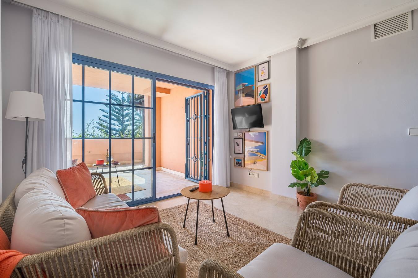 Ganze Wohnung, Ferienwohnung 'Apartamento Coral' mit Meerblick, Pool und strandnah in Curumbico, Almuñecar