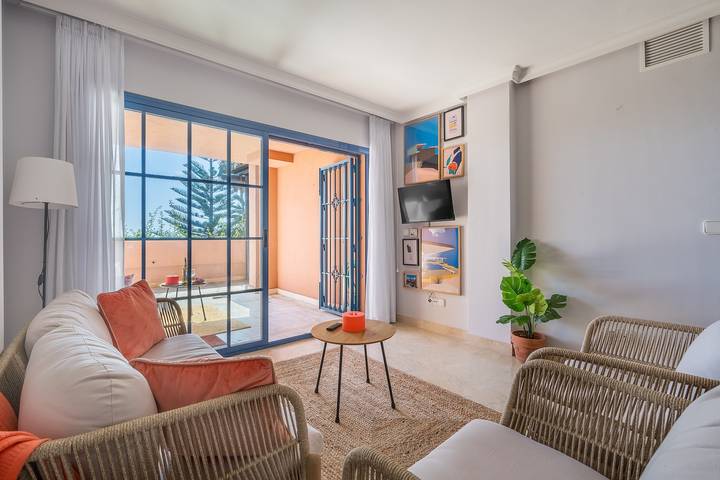Ganze Wohnung, Ferienwohnung 'Apartamento Coral' mit Meerblick, Pool und strandnah in Curumbico, Almuñecar