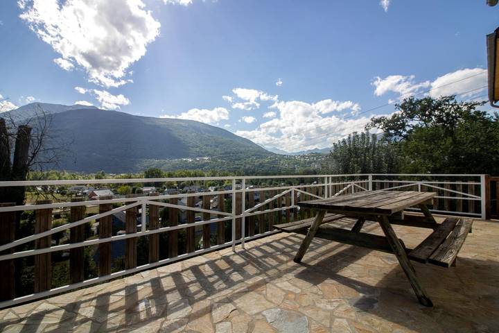 Gîte pour 6 personnes, avec terrasse et jardin