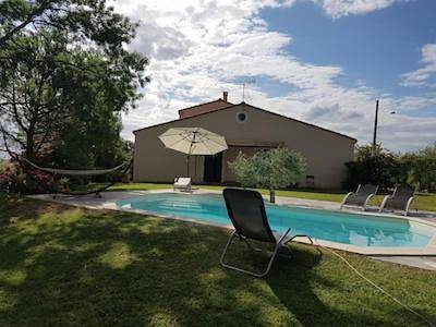Location de vacances pour 4 personnes, avec vue ainsi que terrasse et piscine à Cagnac-les-Mines - 3