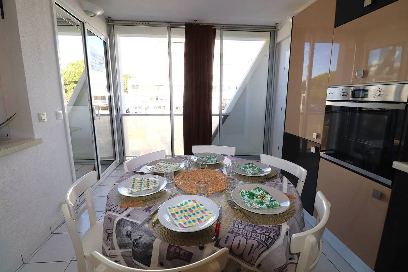 Appartement de vacances entier, 3 pièces climatisé avec wifi centre ville 500m plage in La Grande-Motte, Côte d'Améthyste