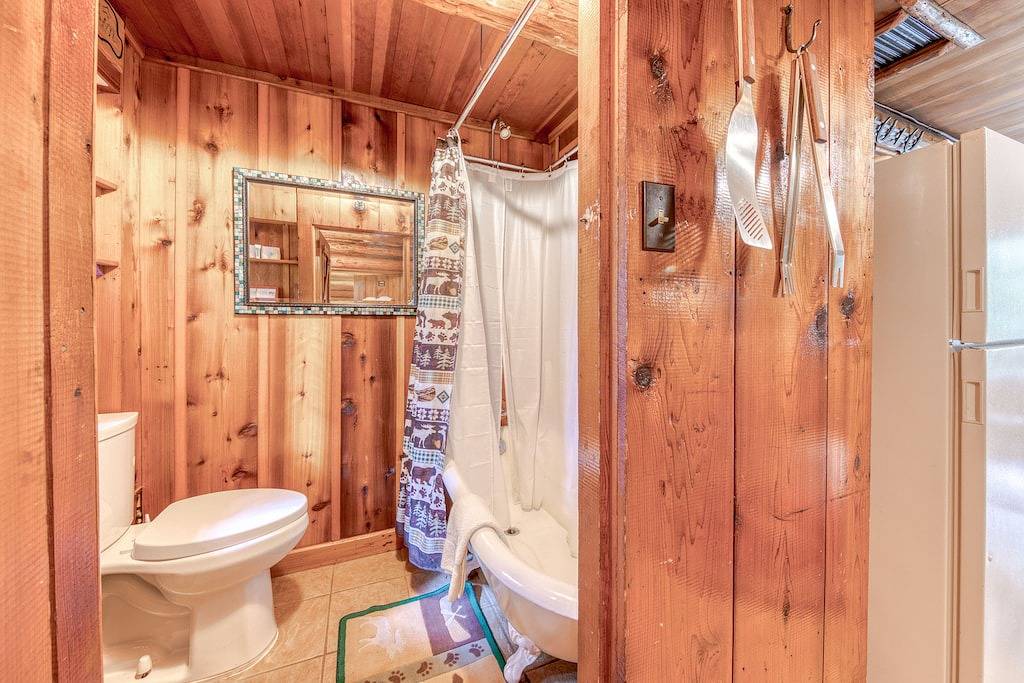 Finden Sie Ruhe und Frieden in dieser Steiner Hütte am Flussufer im Wald! in Welches, Mount Hood