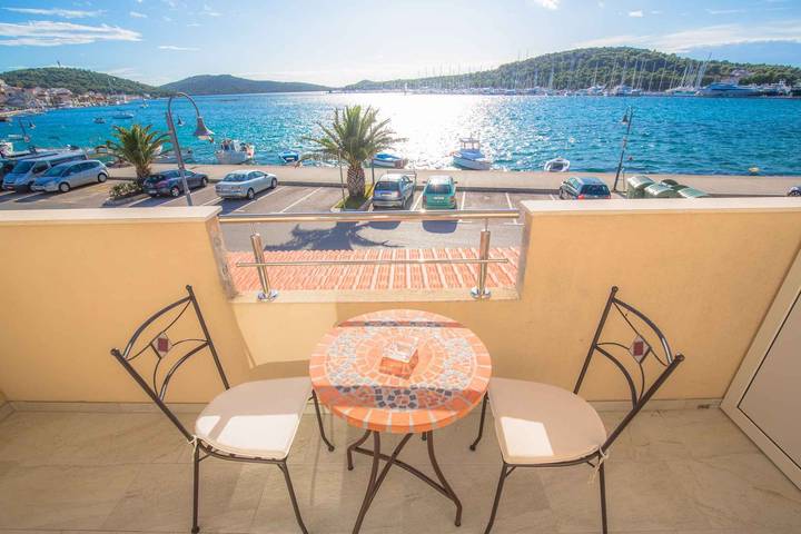 Ganzes Studio, Studio direkt am Meer mit Meerblick in Rogoznica, Šibenik-Knin