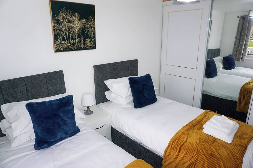 Biz & Fam Sleeps 7 Wigan w/ Parking, Self-Check-in in Wigan, Greater Manchester