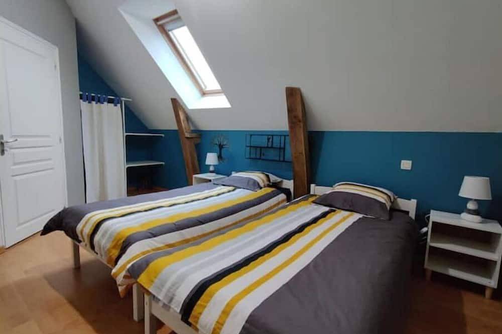 Grand gîte 15 personnes + magnifique parc arboré de 1200 m2 + visite de la ferme in Prée-d'Anjou, Mayenne