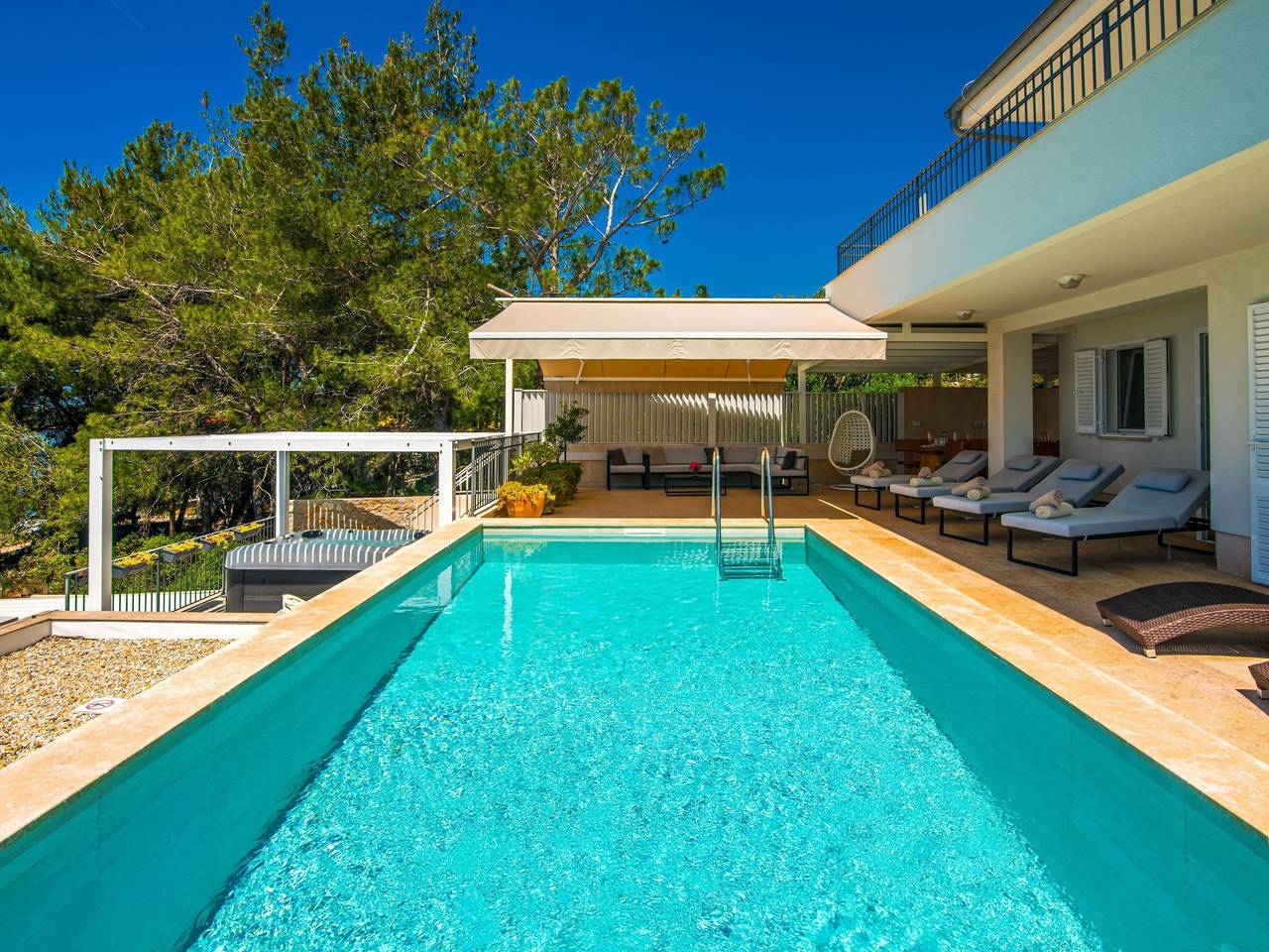 Geräumige, luxuriöse 5*-Ferienvilla mit Meerblick, eigenem Pool und großer Terr in Martinscica, Cres