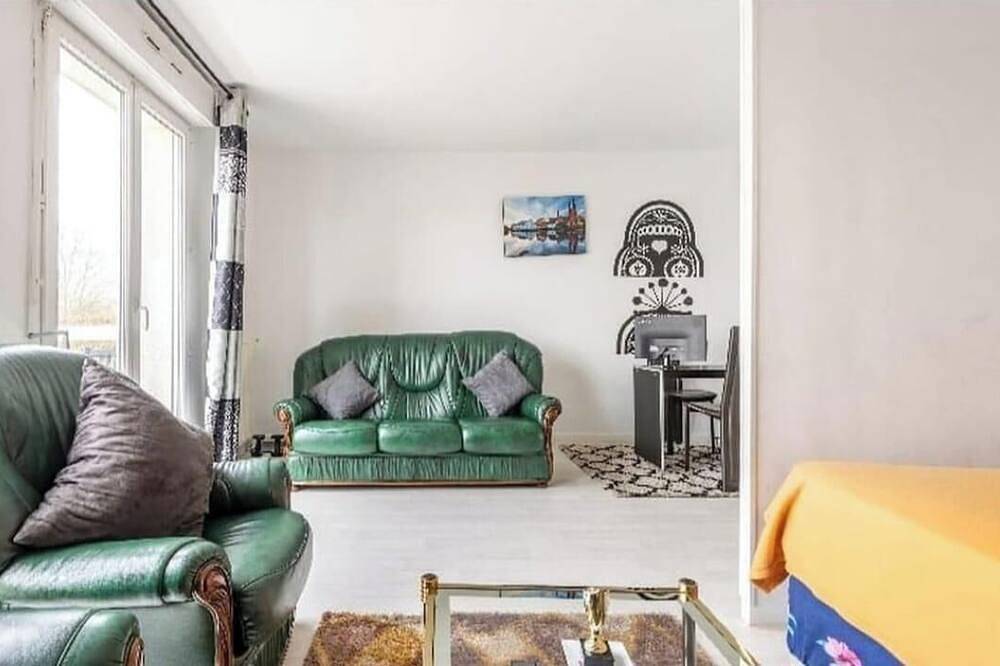 Entire apartment, Studio Appartment with Office,wifi,parking,balcony in Évry-Courcouronnes, Essonne