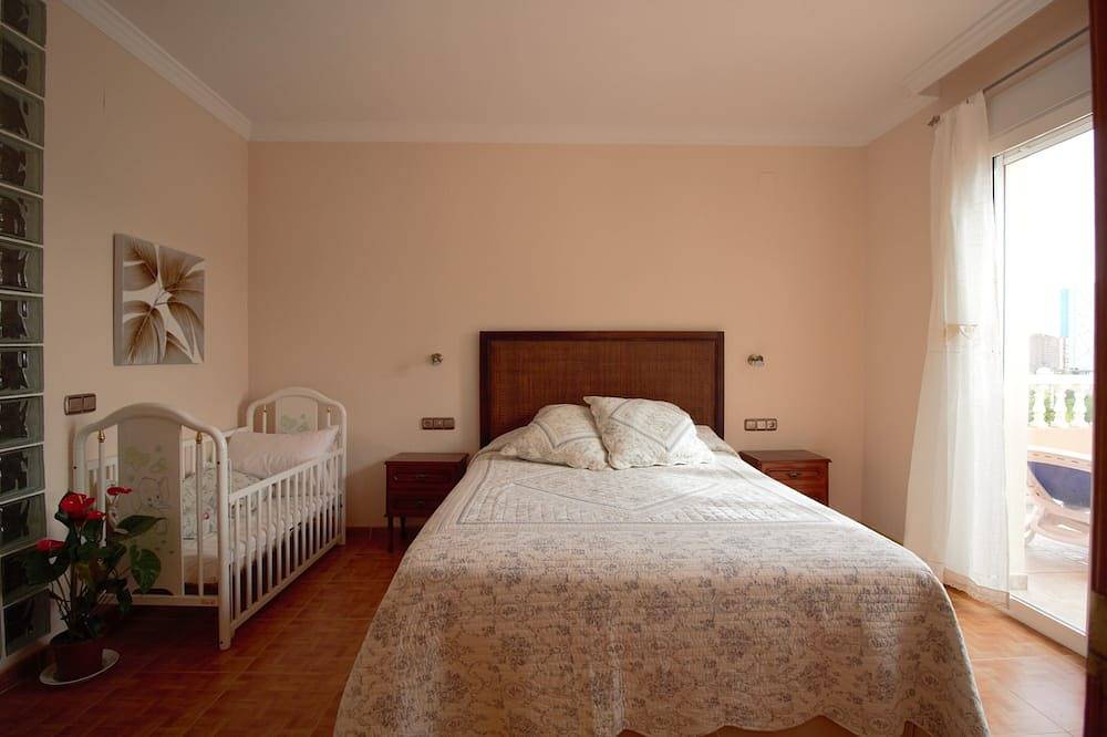 Casa con piscina, ampio terrazzo e nei pressi del villaggio in Calpe, Costa Blanca