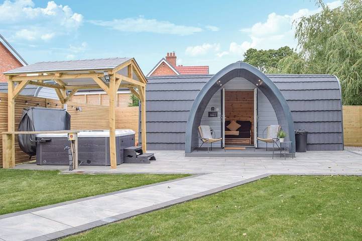 Glamping for 2 people, with garden in Cheshire