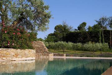 Agriturismo pour 8 personnes, avec jardin ainsi que piscine et jacuzzi à Aigaliers