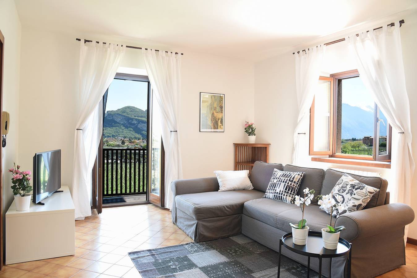 Ganze Wohnung, Geräumige und elegante Ferienwohnung "Mandorlo" mit Balkon und Klimaanlage in Ceole, Riva del Garda