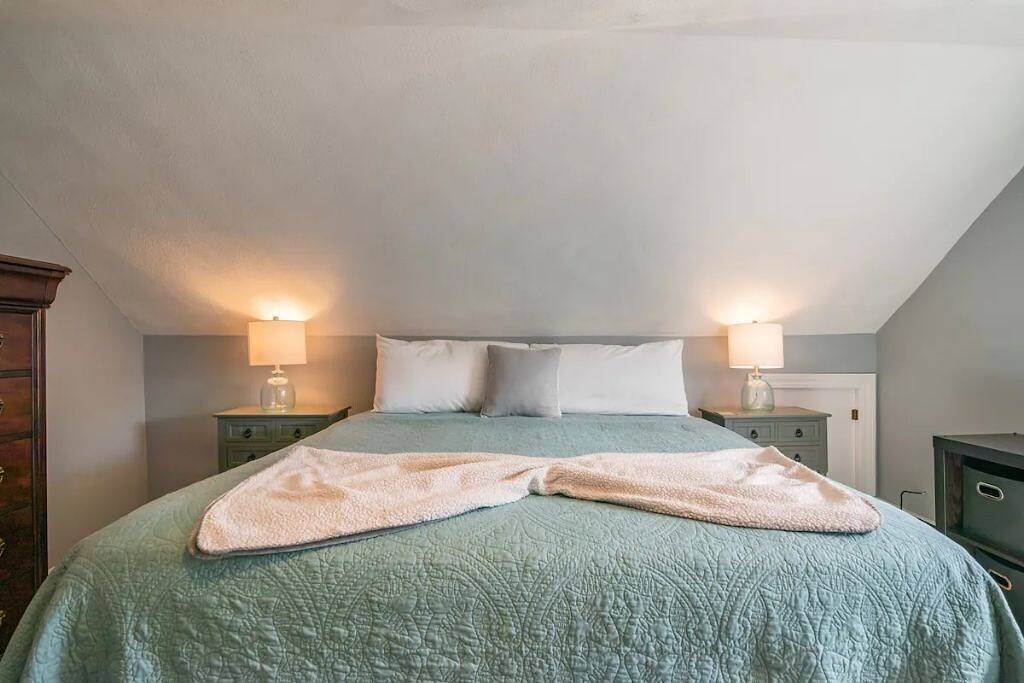 Fully Restored Bristol Home, Walk to Town & Harbor in Bristol (RI), Bristol County