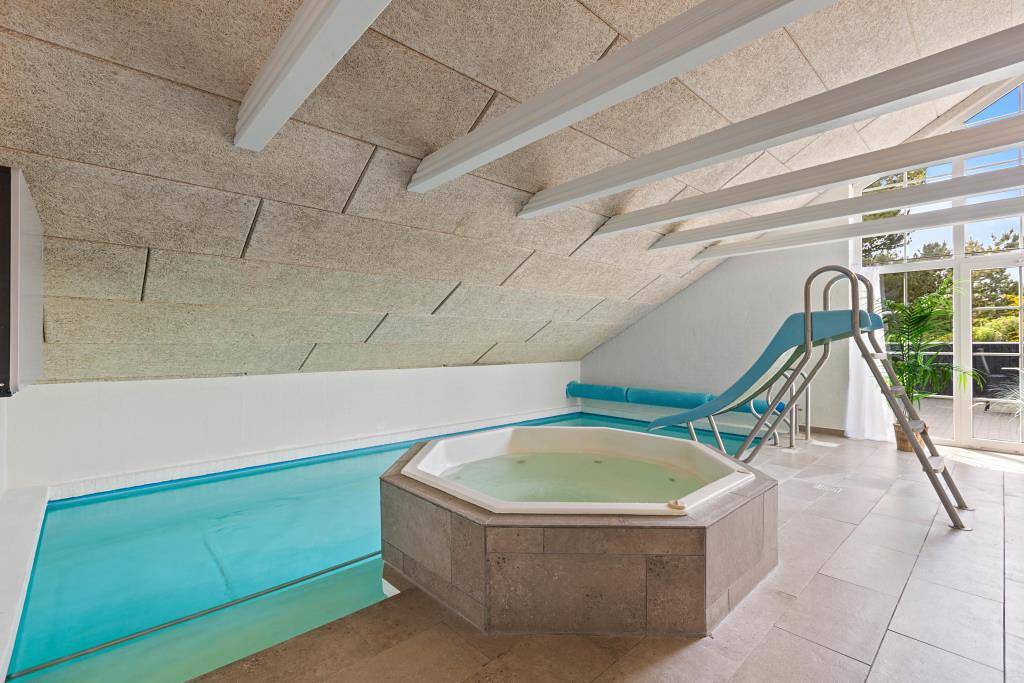 Familienferienhaus mit Pool und Whirlpool und Aussensauna in Blavand, Varde