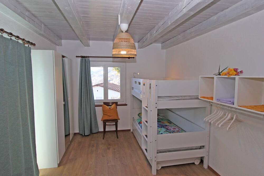 Einfamilienhaus im Tessiner Stil an sonniger Hanglage in Lavertezzo, Tessiner Alpen