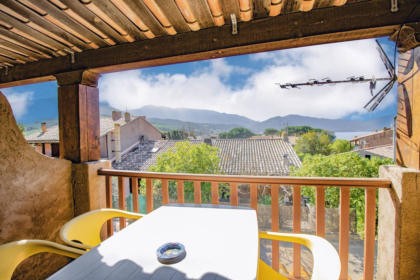 Entire apartment, L'Azzura 80m from the Beach – Sea and Mountain View, Private Terrace, Air Conditioning and Wi-Fi in Appietto, Ajaccio region